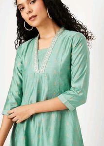 woman embroidery A line kurta set green