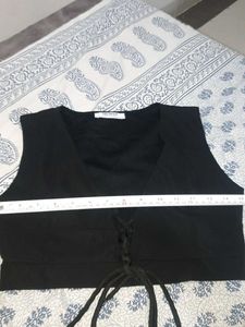 Black Lace-Up V-Neck Crop Top no 36