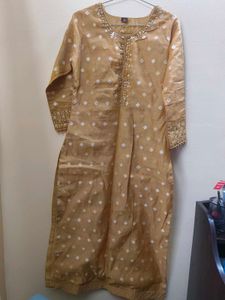 A kurta set with mirror work back design