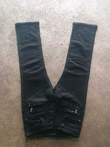 zipper  jeans.