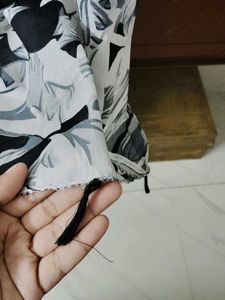 242.Monochrome Floral Print scarf