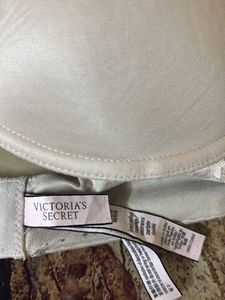 Victoria’s secret off white Lace Bra