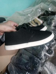 NEW NO USED CASUAL SHOES