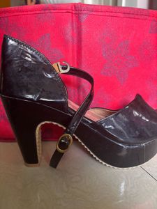 Chic Black Patent Platform Heels