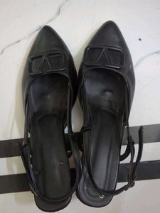 Black "V for Valentino" kitten Heels 👠🖤
