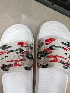 Footbed: Off-white/white molded footbed with a wav