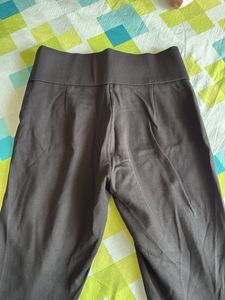 Chic High-Waisted Black Jegging Pant