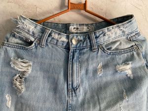 Trendy Light Wash Distressed Jeans