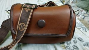 Brown Leather Crossbody Bag with Stylish Strap