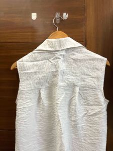 H&amp;M Sleeveless White Textured Shirt