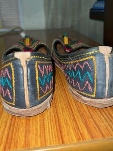 Pakistani dhaaga Embroidered Juttis