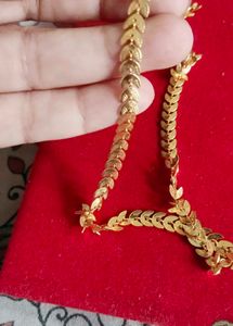 Elegant Gold Leaf Design Necklace
