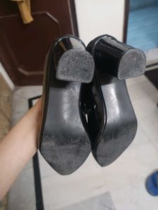 Chic Black Pointed Toe Heels