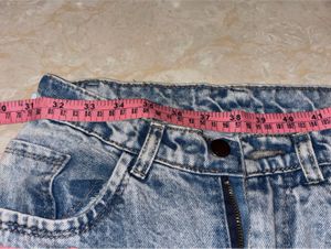 straight light blue jeans with little dark blu