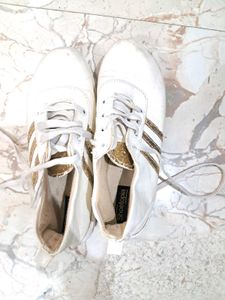 Shoetopia White &amp; Gold Stripe Sneakers