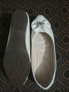 Elegant White Ballet Flats with Bow Detail size 39