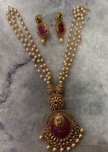 Elegant Pearl and Gold Necklace Set