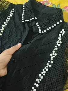 black lace embroidery croptshirt