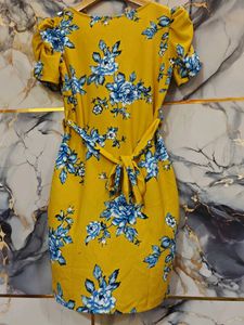 brand new 40 sized Yellow Floral Puff Sleeve Dress
