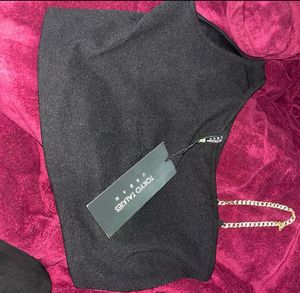Chic Black One-Shoulder Top with Gold Chain
