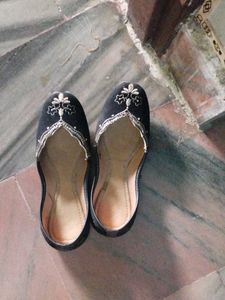 Black Embroidered Juttis