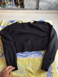 Chic Black V-Neck Cropped Sweater
