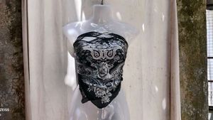 I. Black &amp; White Floral Scarf top