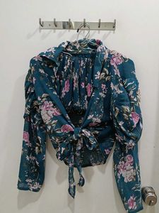 *New*Chic Floral Tie-Front Crop Top