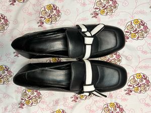 Chic Black Loafers with Bow Detail