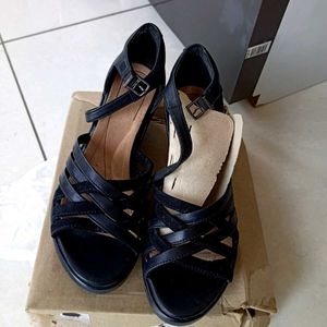 CLARKS BLACK SOILD LEATHER Wedges