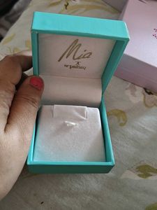 Mia by Tanishq Jewellery earring box