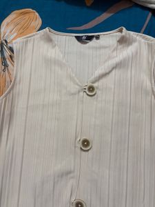 Sleeveless V-Neck Pleated Top