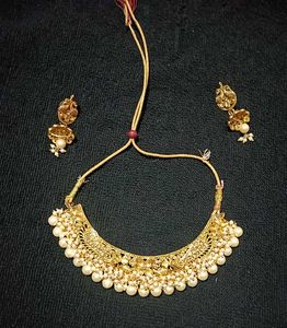 Elegant Pearl and Gold Necklace Set