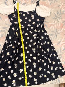 Chic Daisy Print Black Dress with Puff Sleeves