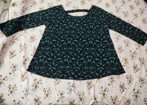 Bundle of 2 Women's Beautiful Tops 💙🖤