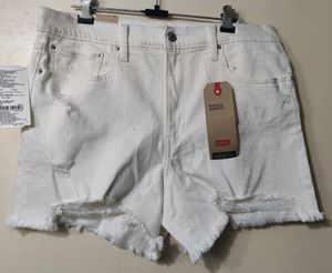 Levi's Women Casual shorts.  New With Tag.