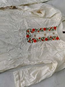 Elegant White Kurta Set with Floral Embroidery