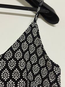 Chic Black &amp; White Tie-Front Crop Top