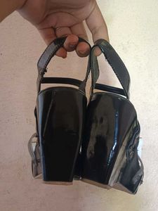 Stylish Black &amp; Silver Sandals heels 👠