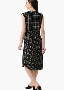 Chic Plaid Sleeveless Dress with Tie