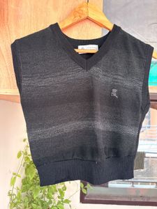 Sleek Black V-Neck Sleeveless Knit Top