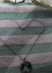 Elegant Round Pendant Necklace with Artistic Stone