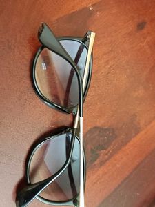 Chic Black Framed Sunglasses