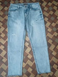 ⚡ ⚡ Flash Sale ⚡ ⚡ B: Distressed Jeans