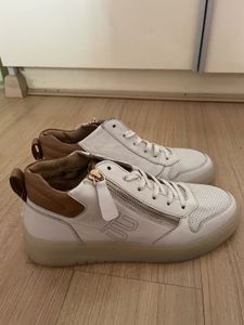 Stylish White Leather Zipper Sneakers