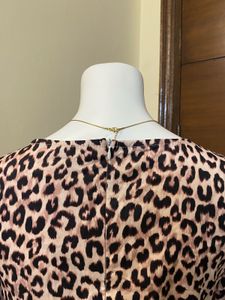 Chic Leopard Print Midi Dress 🐆