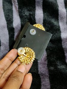 2 Pairs Of Earings