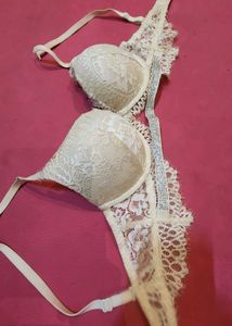 La senza sensual creme lace bra