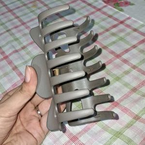 Stylish Grey Hair Claw Clip (greyish brown)