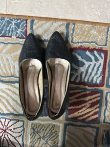 Chic Black Croc Embossed Flats